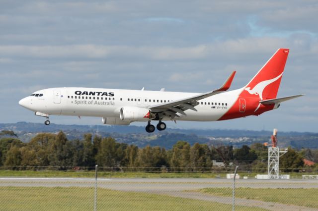 Boeing 737-800 (VH-VYE) - About to put down on runway 05. Thursday 7th August 2014