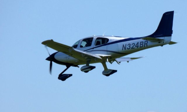 Cirrus SR-22 (N324BR) - On final is this 2015 Cirrus SR22 in the Spring of 2019.