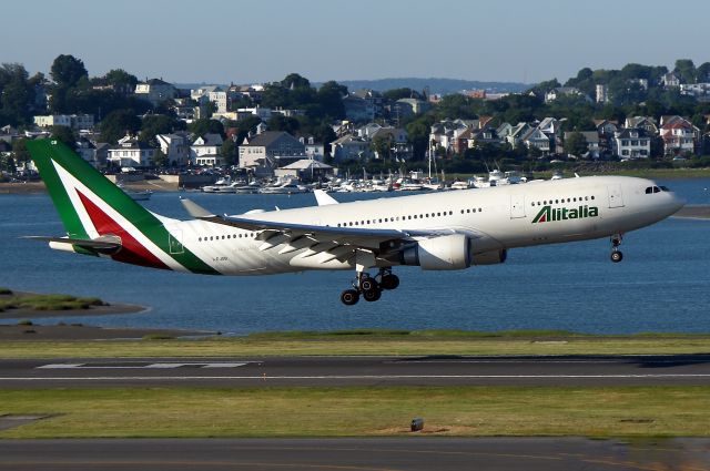 Airbus A330-200 (I-EJGB) - Alitalia 61 Romeo from Rome landing on 15R