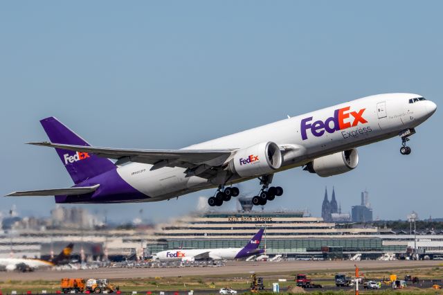 BOEING 777-200LR (N853FD) - N853FD leaving cologne at runway 06