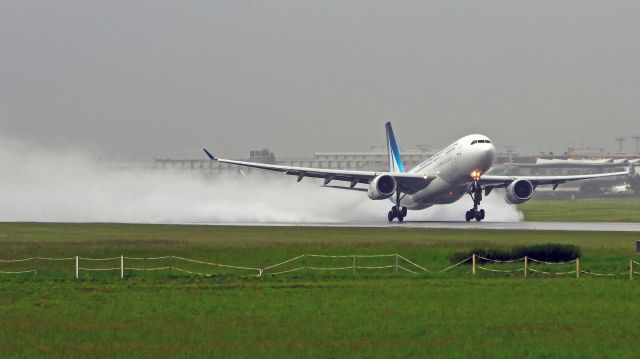 Airbus A330-200 (F-HCAT) - Bord de piste.Après l'orage.