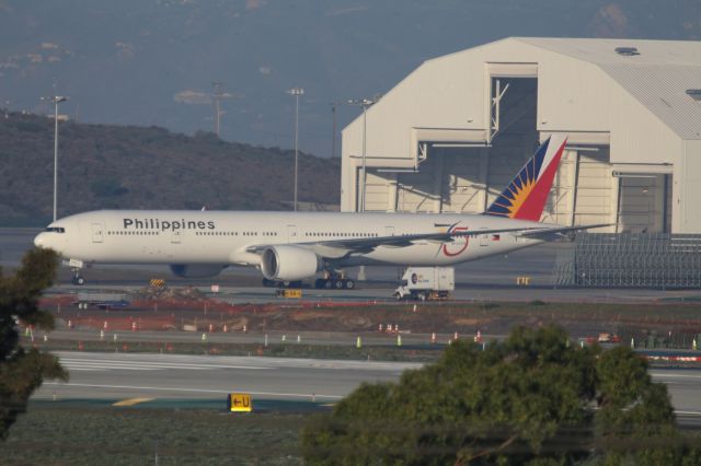 BOEING 777-300ER (RP-C7773)