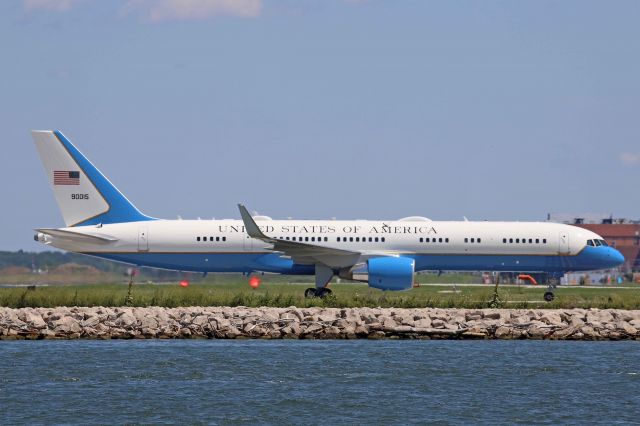 Boeing 757-200 (09-0015) - The view from Voinovich Park as Air Force One, a Boeing C-32A (757-2G4), 09-0015, arrived at Burke Lakefront Airport on 6 Aug 2020. 