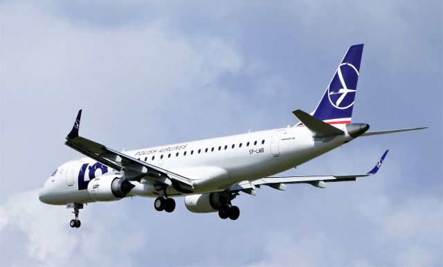 Embraer ERJ-190 (SP-LMB) - Photo taken on April 24, 2021