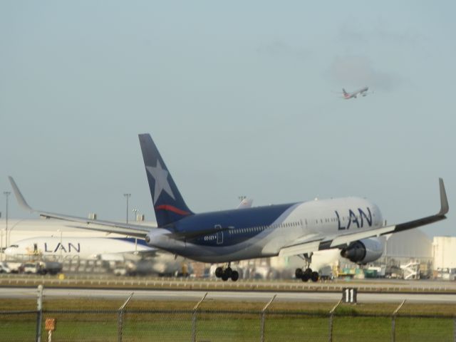BOEING 767-300 (CC-CZT)