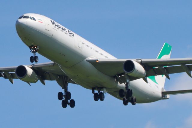 Airbus A340-300 (EP-MMT)