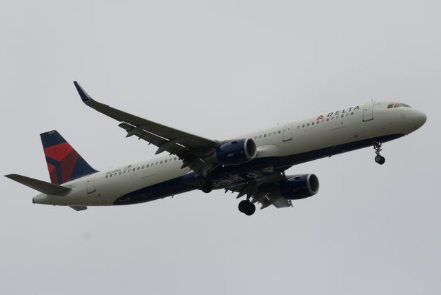 Airbus A321 (N358DN)