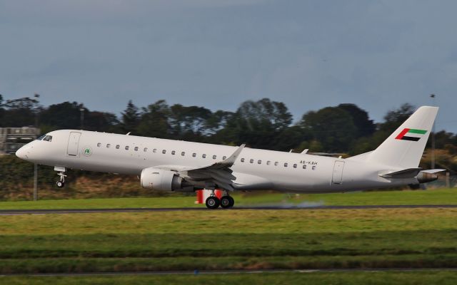 Embraer ERJ-190 (A6-KAH) - a6-kah e-190 landing at shannon 1/10/14.