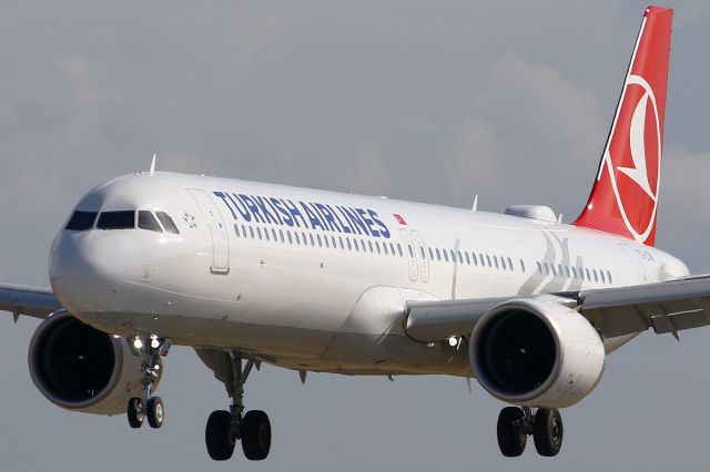 Airbus A321 (TC-LTM)