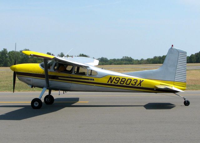 Cessna Skywagon 180 (N9803X) - Beautiful aircraft at Downtown Shreveport.