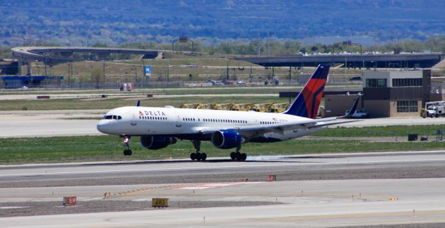 Boeing 757-200 (N710TW)