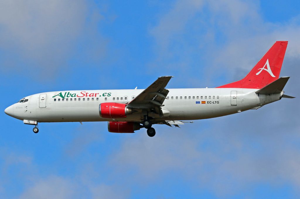 BOEING 737-400 (EC-LTG)