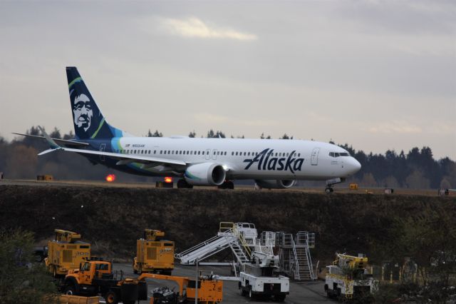 Boeing 737 MAX 9 (N935AK) - N935AK taxis onto the runway to takeoff