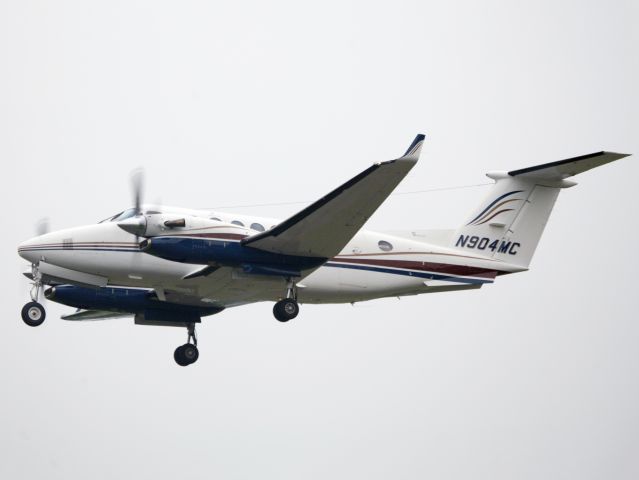 Beechcraft Super King Air 350 (RLI904) - Take off runway 08.