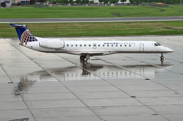 Embraer ERJ-145 (N48901)