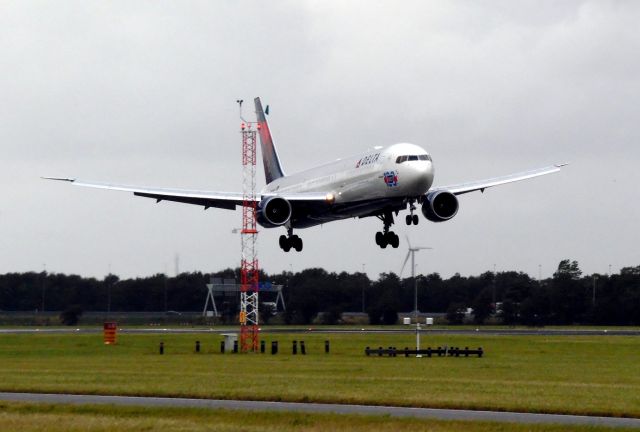 BOEING 767-400 (N841MH)