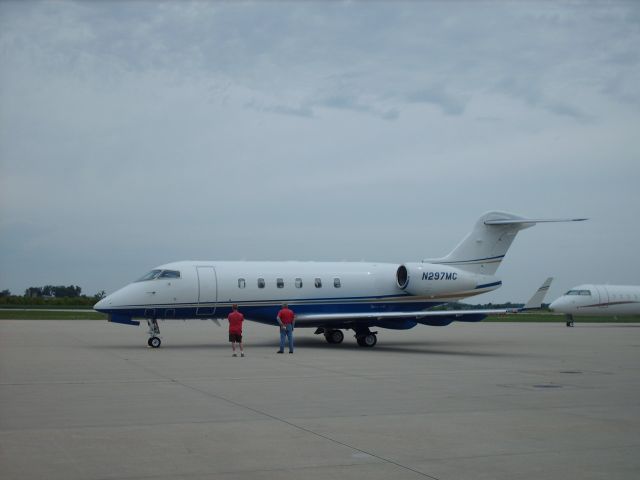 Bombardier Challenger 300 (N297MC)