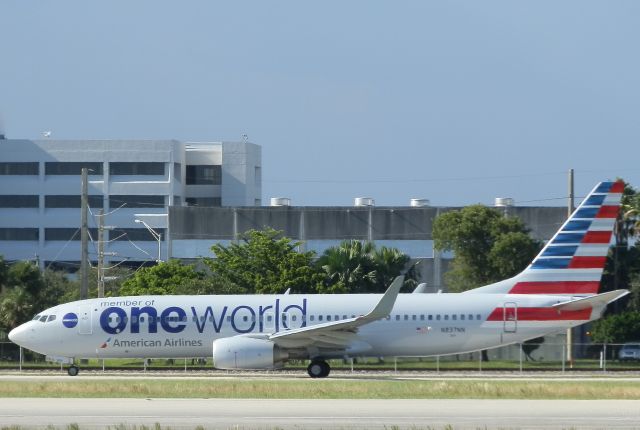 Boeing 737-800 (N837NN)