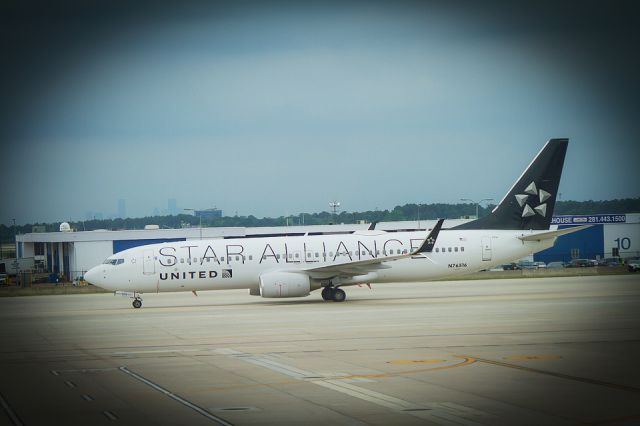 Boeing 737-800 (N76516) - United Star Alliance arrives at the George Bush Intercontinental Airport, Houston, Texas