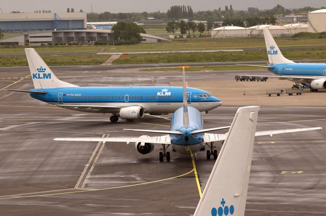 BOEING 737-300 (PH-BDD) - KLM Boeing 737-306 (PH-BDD) taxiing to stand after landing at AMS. (Photo May 2007)