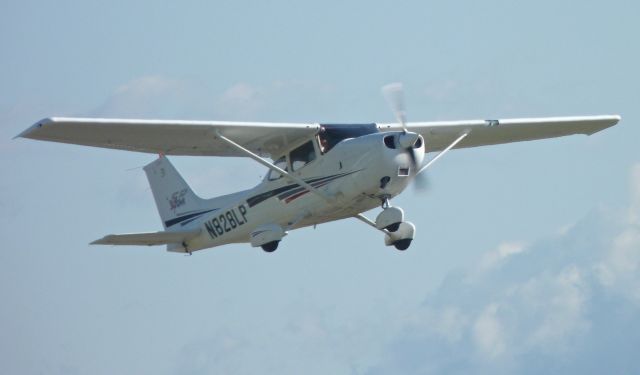 Cessna Skyhawk (N828LP)