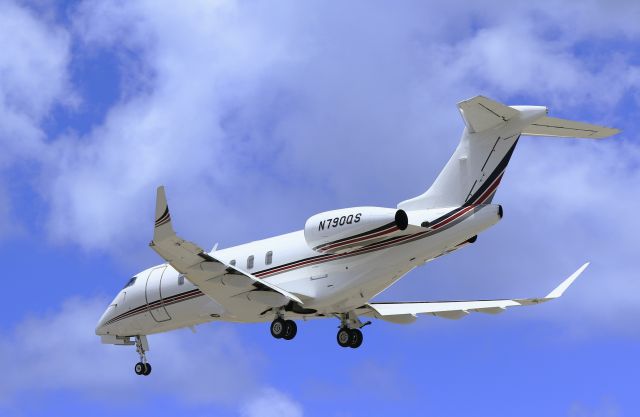 Canadair Challenger 350 (N790QS)