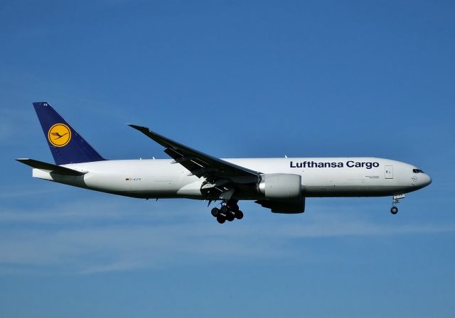 Boeing 777-200 (D-ALFE) - Final approach to NRT Rwy16R (2017/07/11)