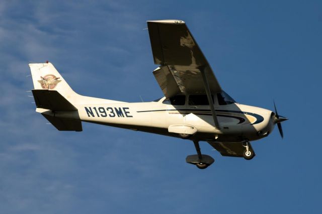 Cessna Skyhawk (N193ME) - N193ME working the pattern on runway 12