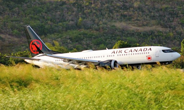 Boeing 737 MAX 8 (C-FSIQ)