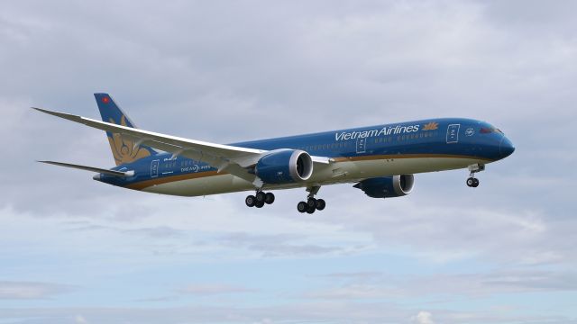 Boeing 787-9 Dreamliner (VN-A869) - BOE547 from KCHS on final to Rwy 16R to complete a C1 flight on 10/5/16. (ln 480 / cn 38768).