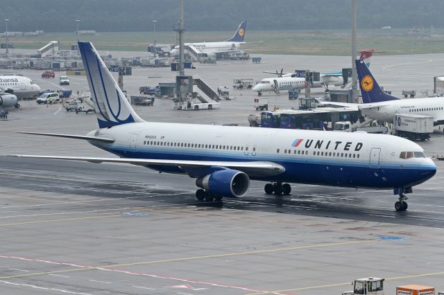 BOEING 767-300 (N662UA)