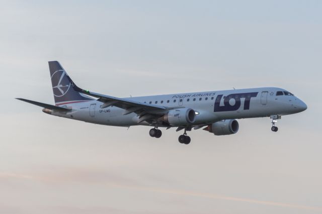 Embraer ERJ-190 (SP-LMD) - WAW SPOTTING