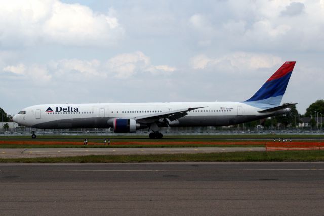 BOEING 767-400 (N829MH) - Touching down on R27R on 15-May-10 operating flight DAL1 from KJFK.