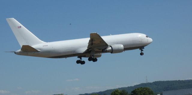 BOEING 767-300 (N795AX) - On short final for this 1985 Cargo Aircraft Mgmt. Boeing 767-232 from the Spring of 2022.