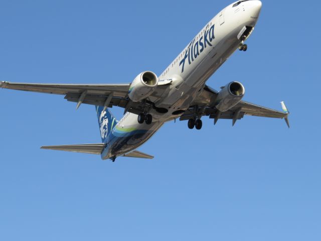 Boeing 737-900 (N267AK) - 2017 B737-900ER Approching LAS RWY 25L