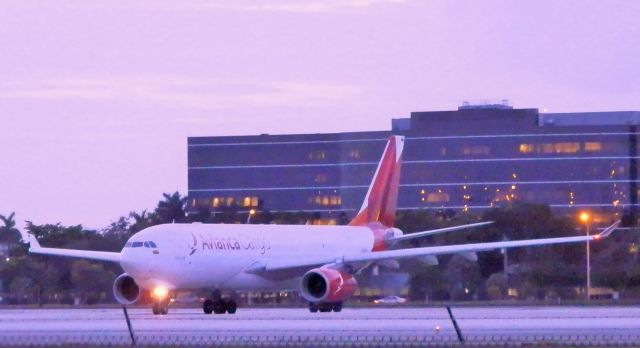 Airbus A330-200 (N332QT)