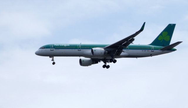 Boeing 757-200 (EI-LBT) - On final is this 1998 Aer Lingus Boeing 757-200 in the Spring of 2019.