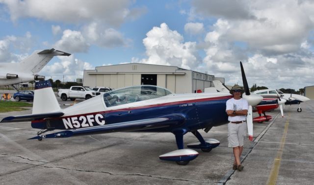 EXTRA EA-300 (N52FC)