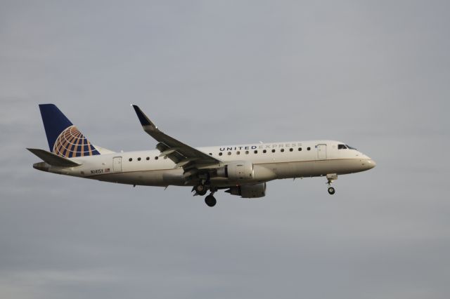 Embraer 175 (N141SY)