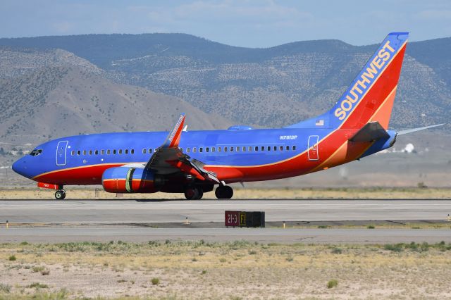 Boeing 737-700 (N7813P)