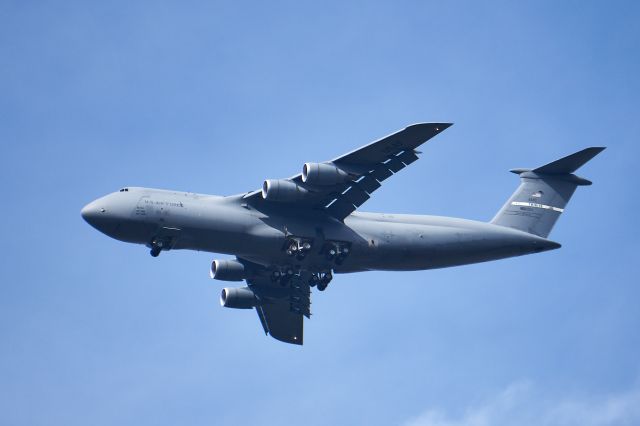 Lockheed C-5 Galaxy — - Approach to Runway 28L