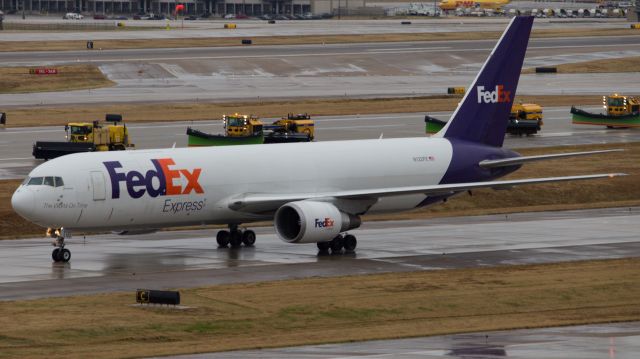 BOEING 767-300 (N122FE)