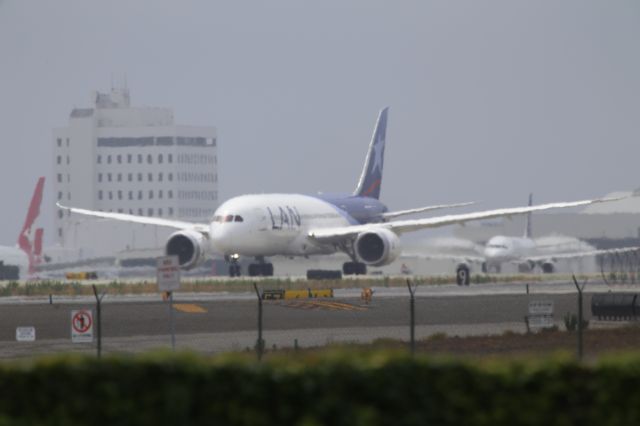 Boeing 787-8 (CC-BBC) - TAXING TO R24L