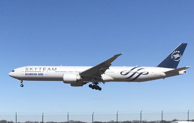 BOEING 777-300 (HL7783) - Runway 25 arrival! 3/12/22.