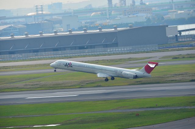 McDonnell Douglas MD-90 (JA005D)