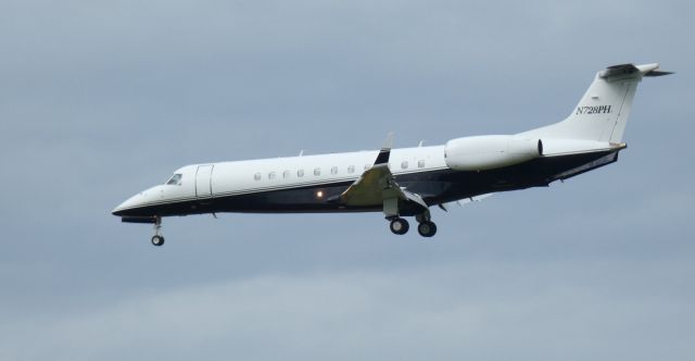 Embraer 175 (N728PH) - On short final is this 2007 Embraer Legacy 600/650 in the Autumn of 2022.