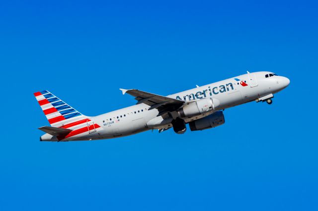 Airbus A320 (N673AW) - An American Airlines A320 taking off from PHX on 2/1/23. Taken with a Canon R7 and Tamron 70-200 G2 lens.