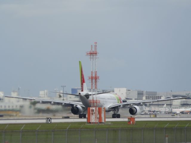 Airbus A330-200 (CS-TOI) - Takeoff roll!