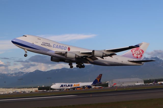 Boeing 747-400 (B-18711) - Takeoff from 15-33 to the north