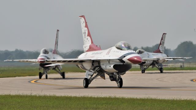 Lockheed F-16 Fighting Falcon (TB-IRD) - Thunderbirds taxiing back after the hazy Sunday show at Thunder Over Michigan 2018